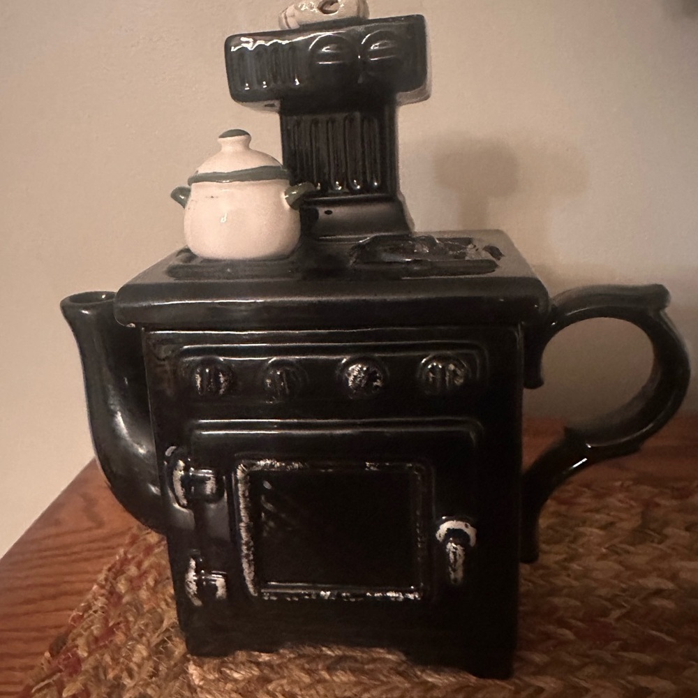 Ceramic Stove-Shaped Teapot in Black with Cream Accent